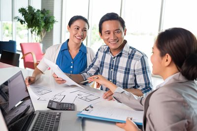 couple meeting with a business lender